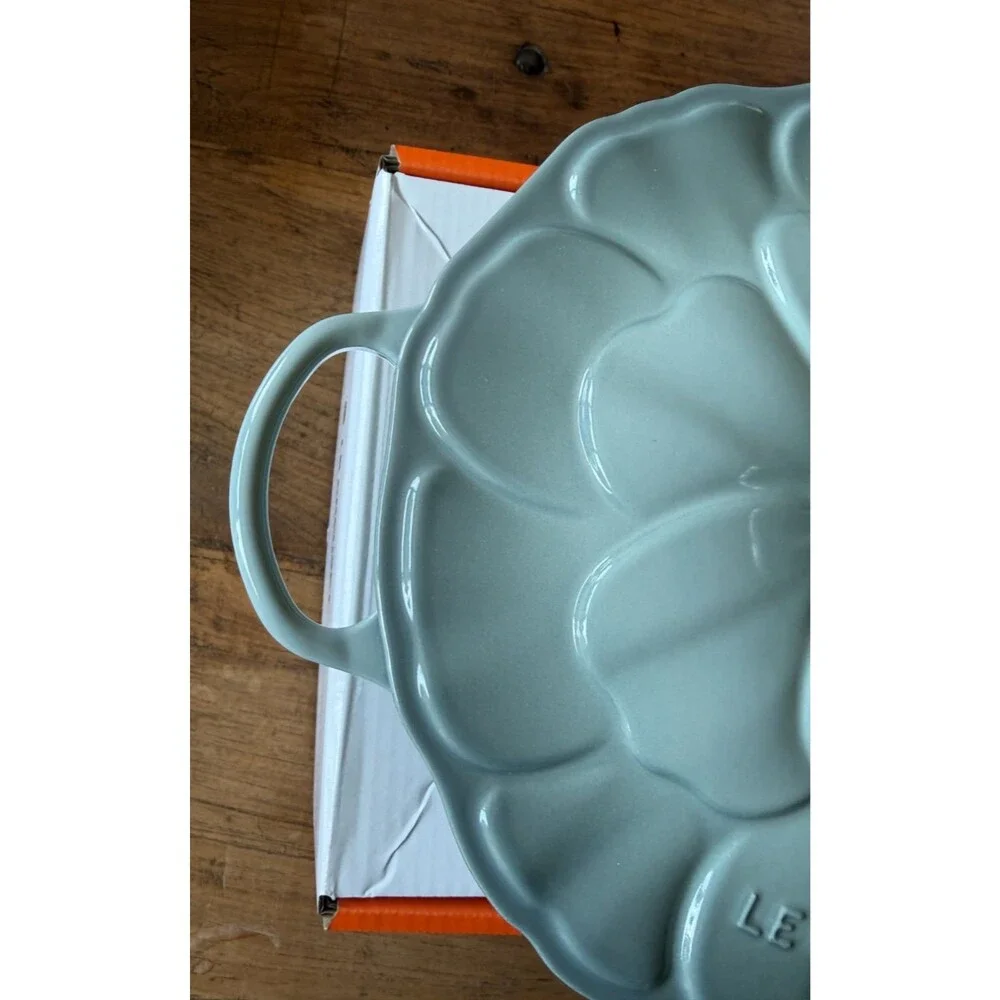 Le Creuset Enameled Cast Iron Round Petal Soup Pot 26 cm 4.5 qt Sea Salt NEW NIB